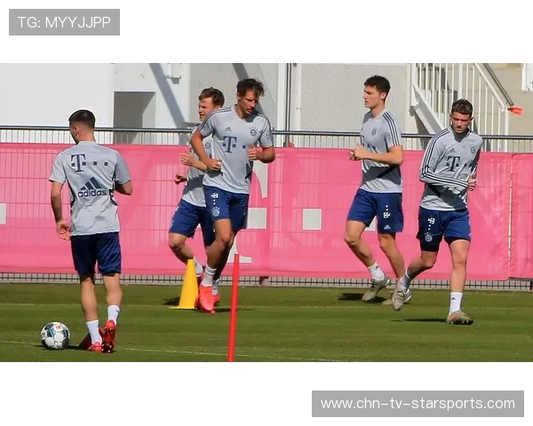 训练后球员自发清理场地，展现职业素养与尊重