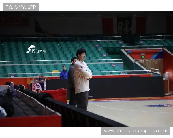 球员在训练中突破技术难点获得教练肯定，持球队员突破后